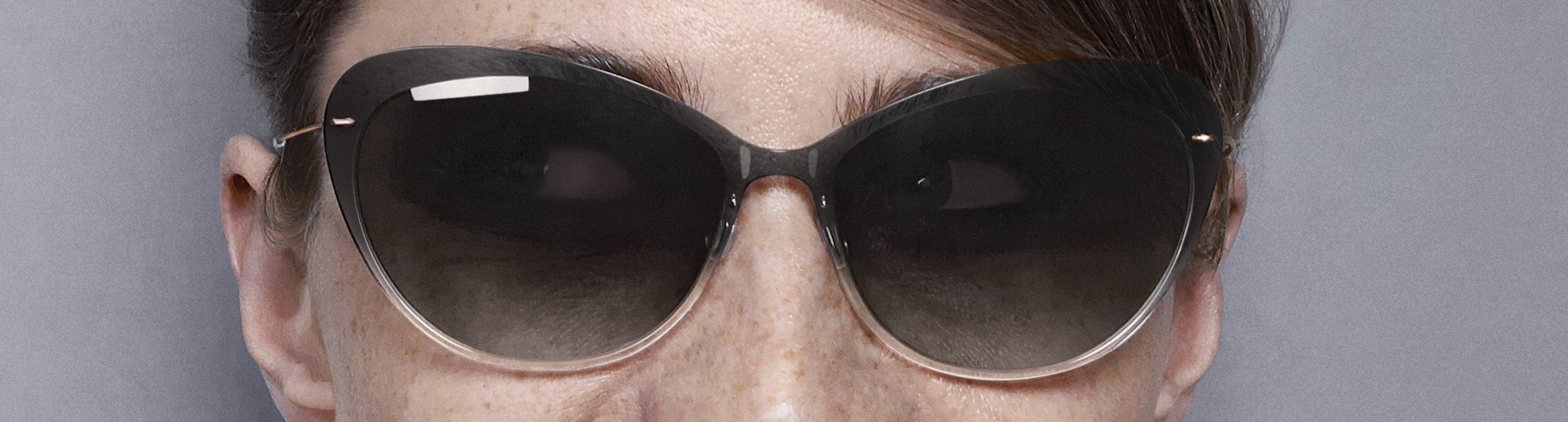 Frau mit moderner Sonnenbrille bei Augenoptik Seifert