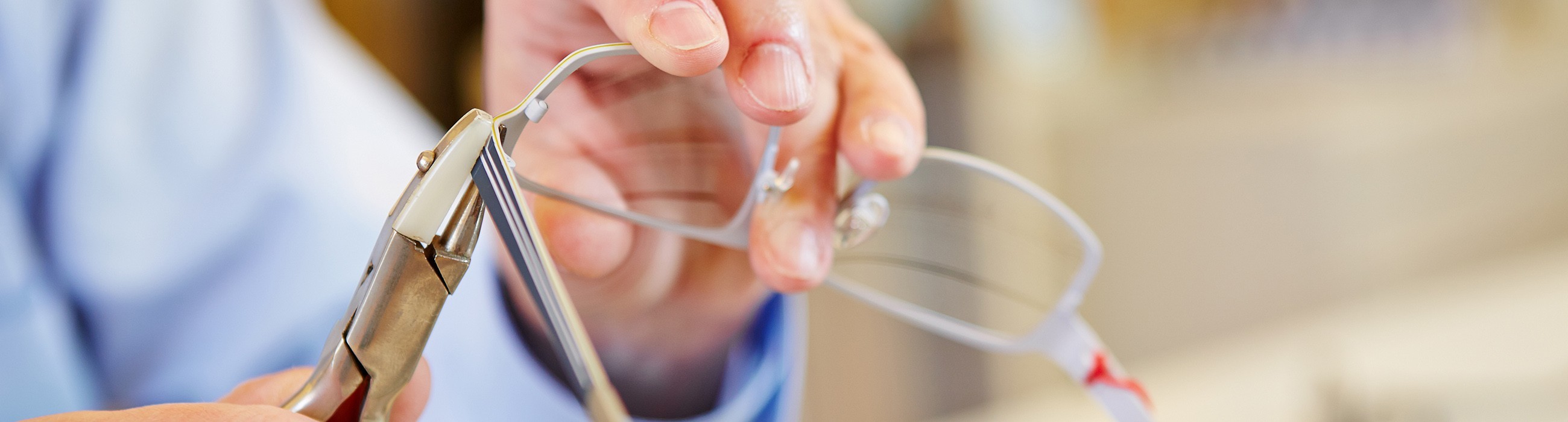 Anpassung und Reparatur einer Brille bei Augenoptik Seifert